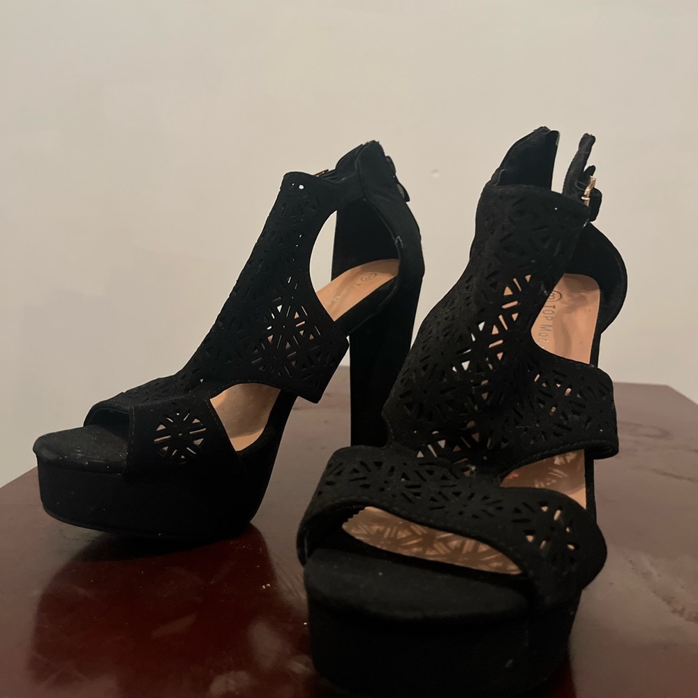 Black wedge with pattern